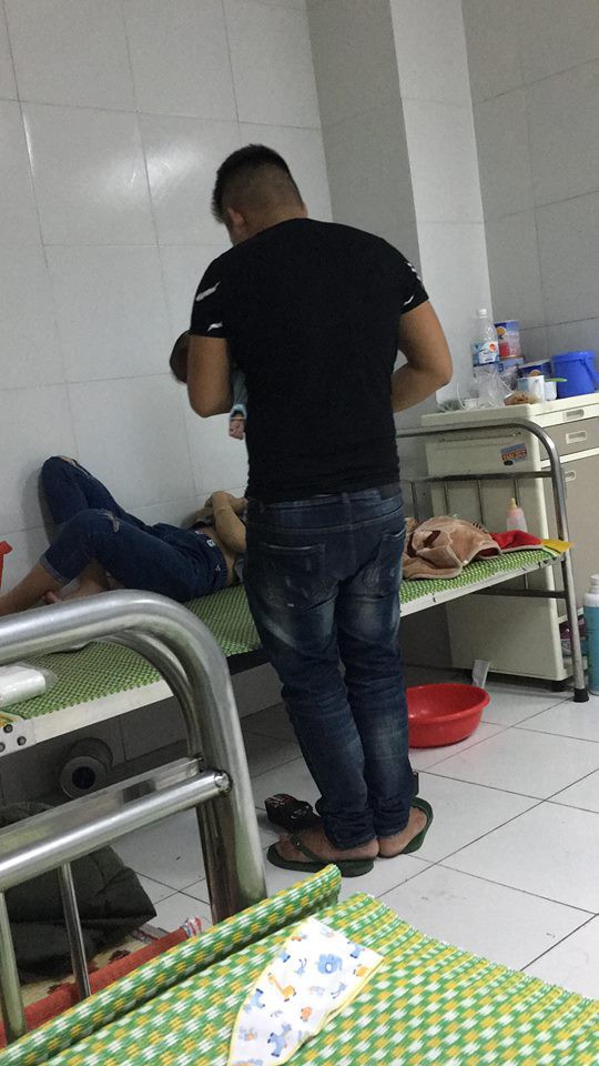 Clip Thanh niên ngầu cả ngày chăm con cho vợ nằm nghỉ ngơi nhận nhiều lời khen từ cư dân mạng Clip Thanh niên ngầu cả ngày chăm con cho vợ nằm nghỉ ngơi nhận nhiều lời khen từ cư dân mạng