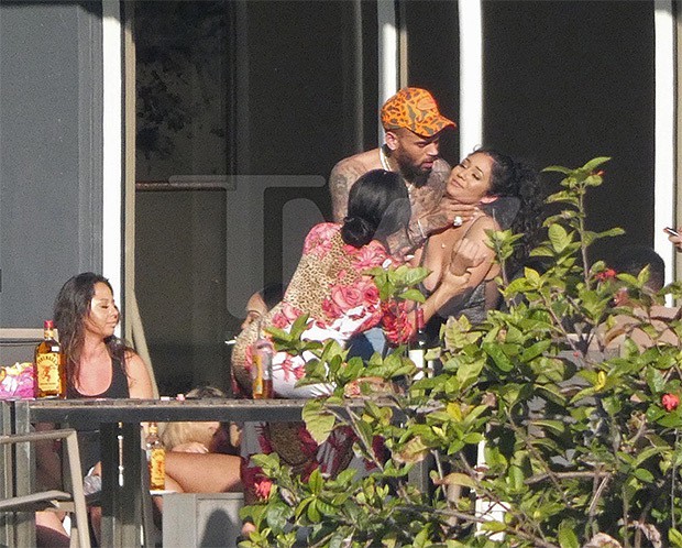 Sau scandal đánh đập Rihanna, Chris Brown lại gây sốc với cảnh bóp cổ phụ nữ Sau scandal đánh đập Rihanna, Chris Brown lại gây sốc với cảnh bóp cổ phụ nữ