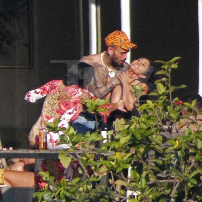 Sau scandal đánh đập Rihanna, Chris Brown lại gây sốc với cảnh bóp cổ phụ nữ