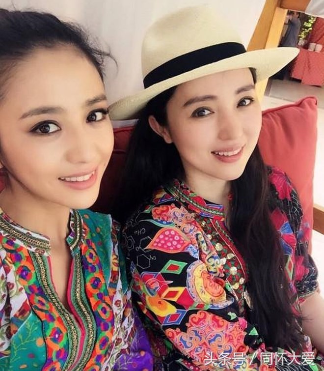 Cặp bạn thân Đồng Lệ Á - Đổng Tuyền: Từ ngoại hình đến cảnh bị chồng cắm sừng giống nhau đến 99% Cặp bạn thân Đồng Lệ Á - Đổng Tuyền: Từ ngoại hình đến cảnh bị chồng cắm sừng giống nhau đến 99%