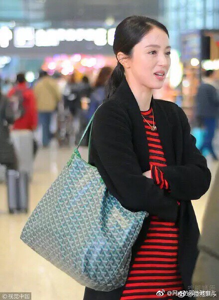 Xôn xao hình ảnh vợ sao nam Mị Nguyệt Truyện lộ bụng bầu ngay lúc chồng bị bắt vì hành vi cưỡng bức