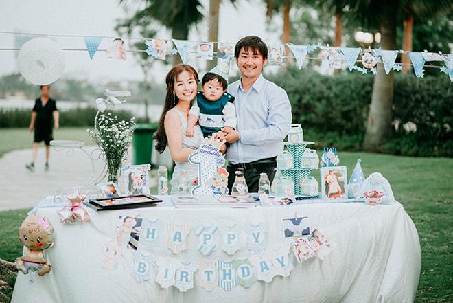 Con trai Khánh Hiền Tôi thấy hoa vàng trên cỏ xanh cười hết nấc trong tiệc thôi nôi ngoài trời Con trai Khánh Hiền Tôi thấy hoa vàng trên cỏ xanh cười hết nấc trong tiệc thôi nôi ngoài trời