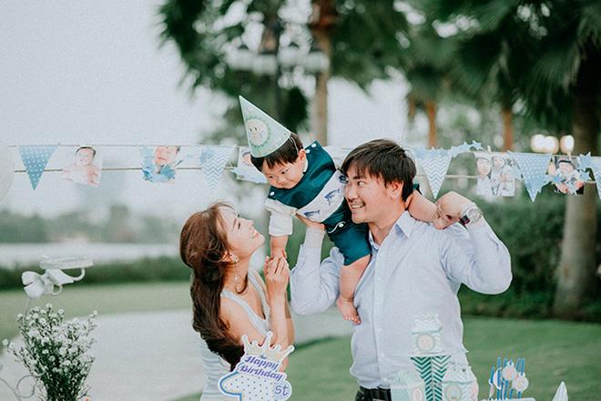 Con trai Khánh Hiền Tôi thấy hoa vàng trên cỏ xanh cười hết nấc trong tiệc thôi nôi ngoài trời Con trai Khánh Hiền Tôi thấy hoa vàng trên cỏ xanh cười hết nấc trong tiệc thôi nôi ngoài trời
