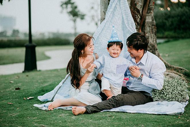 Con trai Khánh Hiền Tôi thấy hoa vàng trên cỏ xanh cười hết nấc trong tiệc thôi nôi ngoài trời Con trai Khánh Hiền Tôi thấy hoa vàng trên cỏ xanh cười hết nấc trong tiệc thôi nôi ngoài trời