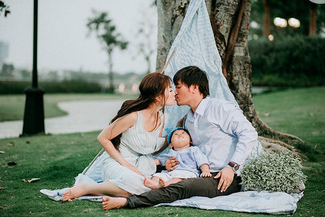 Con trai Khánh Hiền Tôi thấy hoa vàng trên cỏ xanh cười hết nấc trong tiệc thôi nôi ngoài trời Con trai Khánh Hiền Tôi thấy hoa vàng trên cỏ xanh cười hết nấc trong tiệc thôi nôi ngoài trời