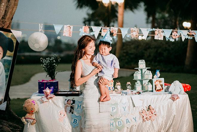 Con trai Khánh Hiền Tôi thấy hoa vàng trên cỏ xanh cười hết nấc trong tiệc thôi nôi ngoài trời