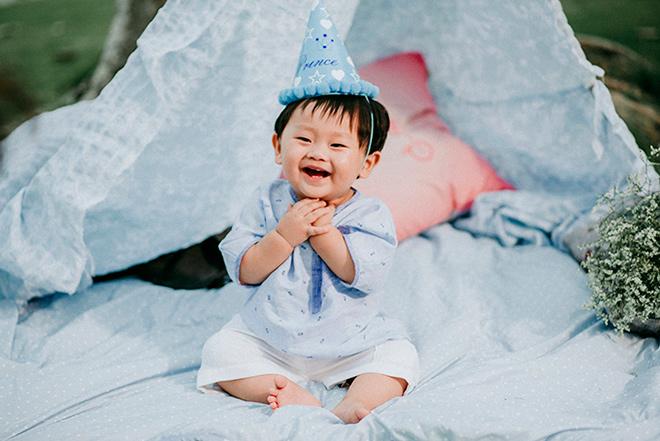 Con trai Khánh Hiền Tôi thấy hoa vàng trên cỏ xanh cười hết nấc trong tiệc thôi nôi ngoài trời