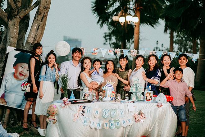 Con trai Khánh Hiền Tôi thấy hoa vàng trên cỏ xanh cười hết nấc trong tiệc thôi nôi ngoài trời