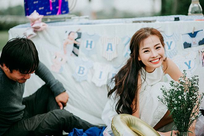 Con trai Khánh Hiền Tôi thấy hoa vàng trên cỏ xanh cười hết nấc trong tiệc thôi nôi ngoài trời Con trai Khánh Hiền Tôi thấy hoa vàng trên cỏ xanh cười hết nấc trong tiệc thôi nôi ngoài trời