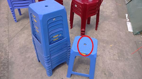 Lý do chiếc ghế nhựa luôn có một lỗ tròn ở giữa khiến ai nghe cũng gật gù: Quá hay! Lý do chiếc ghế nhựa luôn có một lỗ tròn ở giữa khiến ai nghe cũng gật gù: Quá hay!