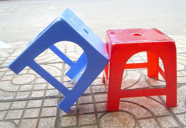Lý do chiếc ghế nhựa luôn có một lỗ tròn ở giữa khiến ai nghe cũng gật gù: Quá hay! Lý do chiếc ghế nhựa luôn có một lỗ tròn ở giữa khiến ai nghe cũng gật gù: Quá hay!