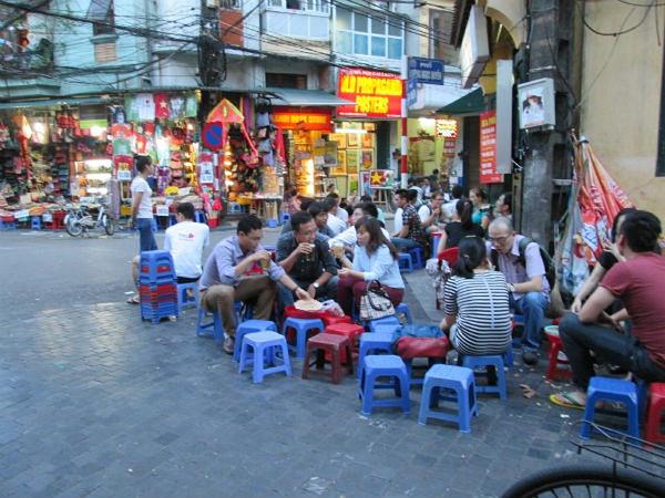 Lý do chiếc ghế nhựa luôn có một lỗ tròn ở giữa khiến ai nghe cũng gật gù: Quá hay!