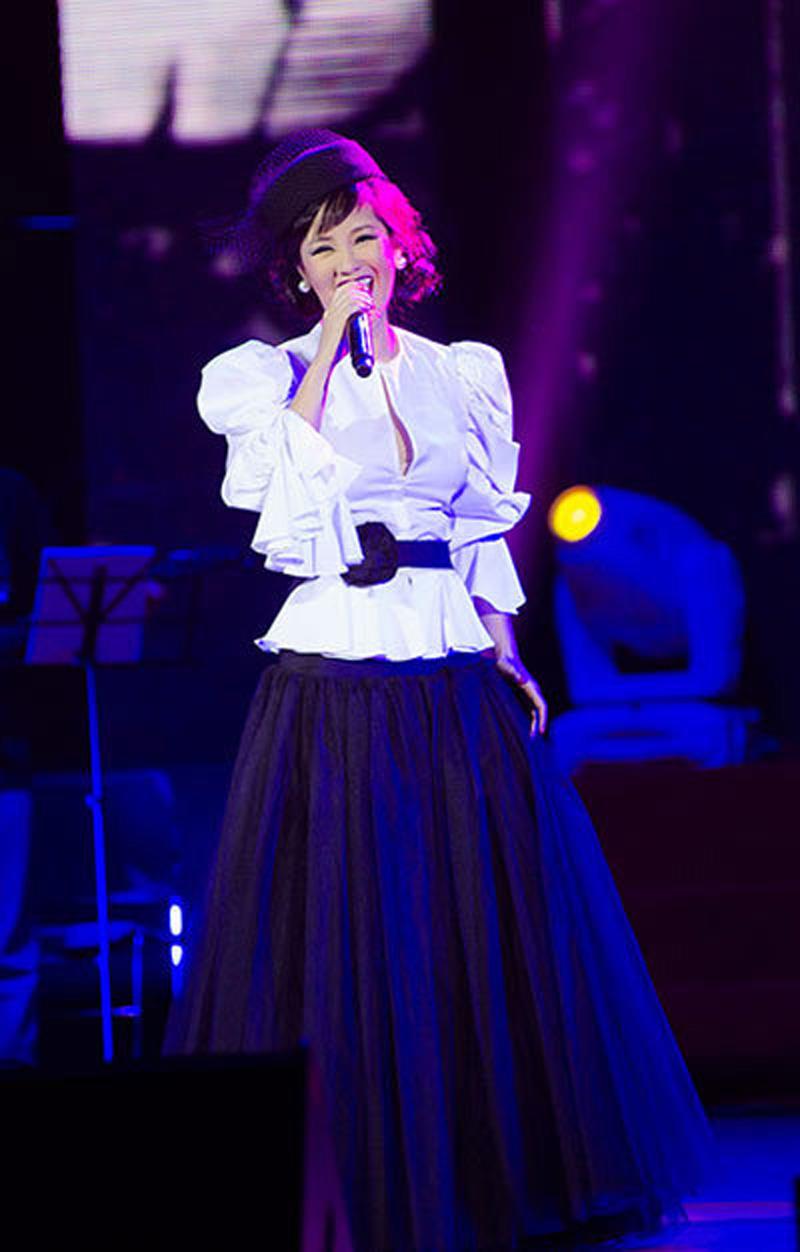 4 ngôi sao mãi không muốn rời bảng xếp hạng mặc xấu!