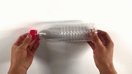 Thấy vợ dùng chai nhựa thông tắc bồn cầu chưa đầy một phút, chồng giật mình khi thấy kết quả