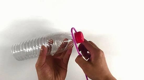 Thấy vợ dùng chai nhựa thông tắc bồn cầu chưa đầy một phút, chồng giật mình khi thấy kết quả