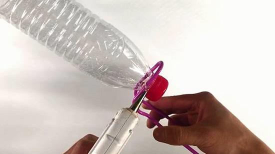 Thấy vợ dùng chai nhựa thông tắc bồn cầu chưa đầy một phút, chồng giật mình khi thấy kết quả