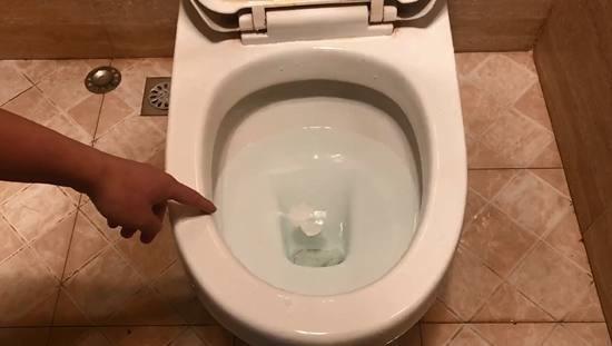 Thấy vợ dùng chai nhựa thông tắc bồn cầu chưa đầy một phút, chồng giật mình khi thấy kết quả
