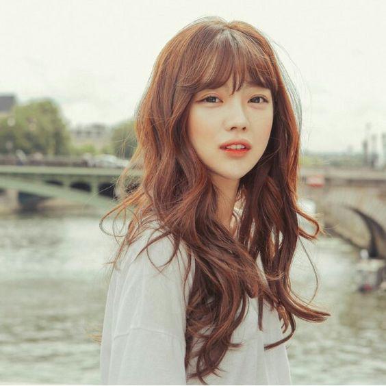 Nhẹ nhàng, nữ tính cùng màu tóc nâu hạt dẻ để ghi điểm tuyệt đối trong mắt chàng!