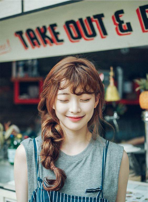 Nhẹ nhàng, nữ tính cùng màu tóc nâu hạt dẻ để ghi điểm tuyệt đối trong mắt chàng!