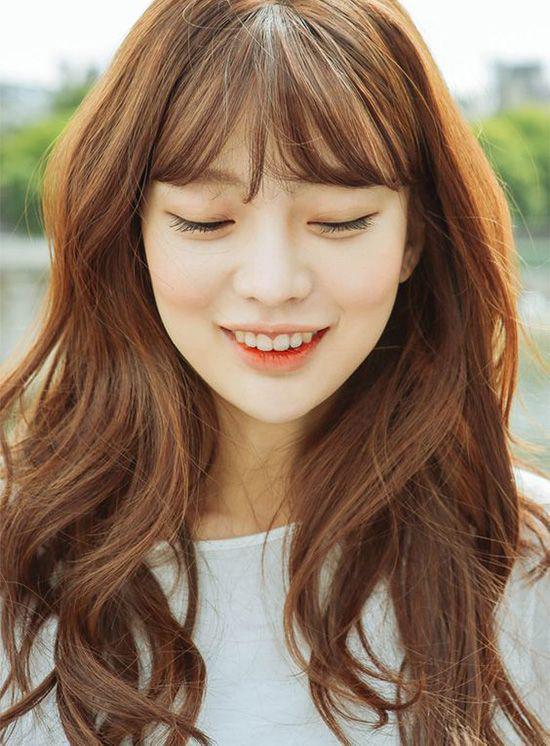 Nhẹ nhàng, nữ tính cùng màu tóc nâu hạt dẻ để ghi điểm tuyệt đối trong mắt chàng!