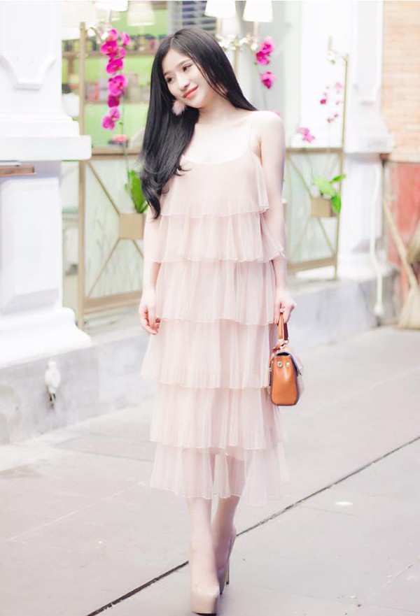 Vợ cũ Hồ Quang Hiếu liên tục đăng ảnh bikini khoe vòng 3 nảy lửa