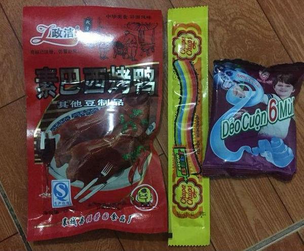 Bé 6 tuổi môi sưng phồng, phải nhập viện cấp cứu sau 3 phút ăn kẹo mua ở cổng trường