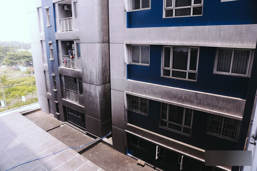 Người nhện leo chung cư Carina chùi rửa bức tường ám khói đen kịt sau vụ cháy khiến 13 người chết