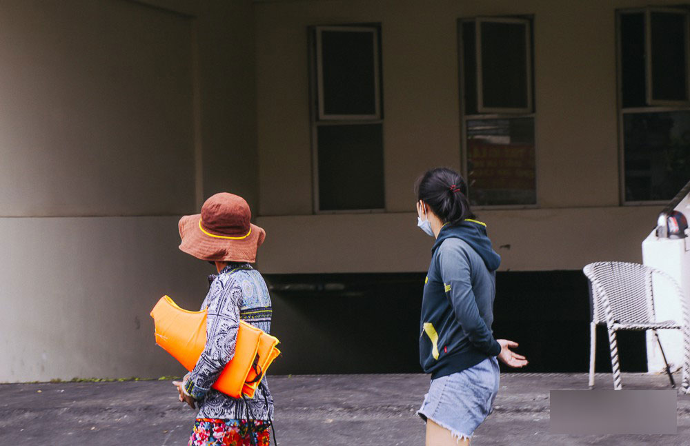 Người nhện leo chung cư Carina chùi rửa bức tường ám khói đen kịt sau vụ cháy khiến 13 người chết