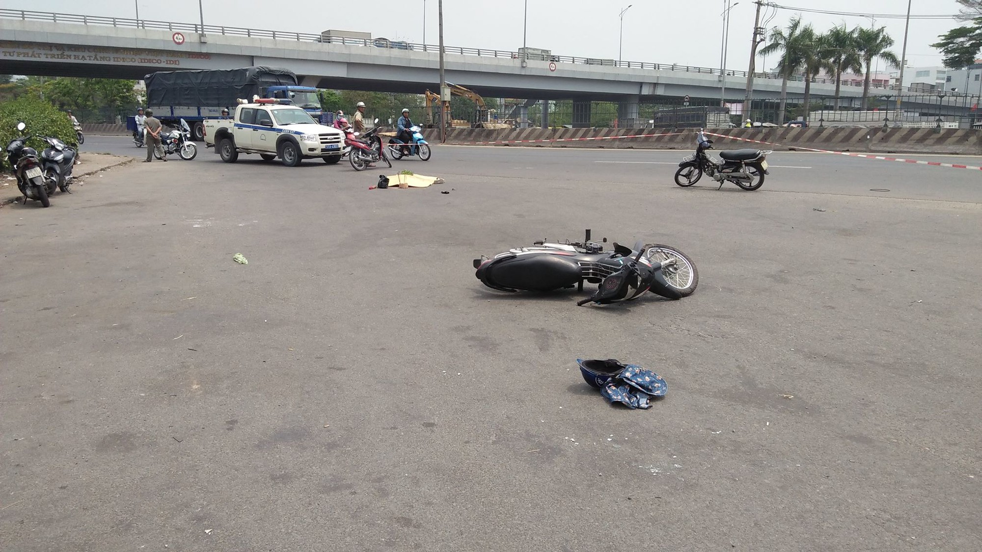 Va chạm với xe tải chạy cùng chiều, người phụ nữ bị cán tử vong thương tâm ở Sài Gòn