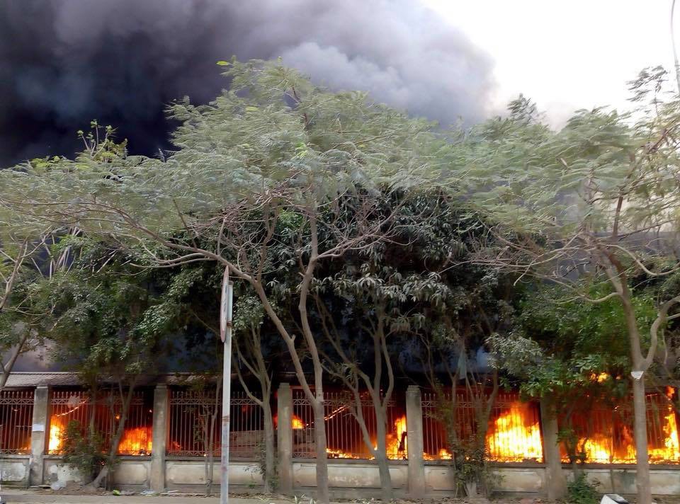 Hà Nội: Chợ Quang bốc cháy dữ dội giữa trưa, tiểu thương khóc nức nở khi nhiều gian hàng bị thiêu rụi