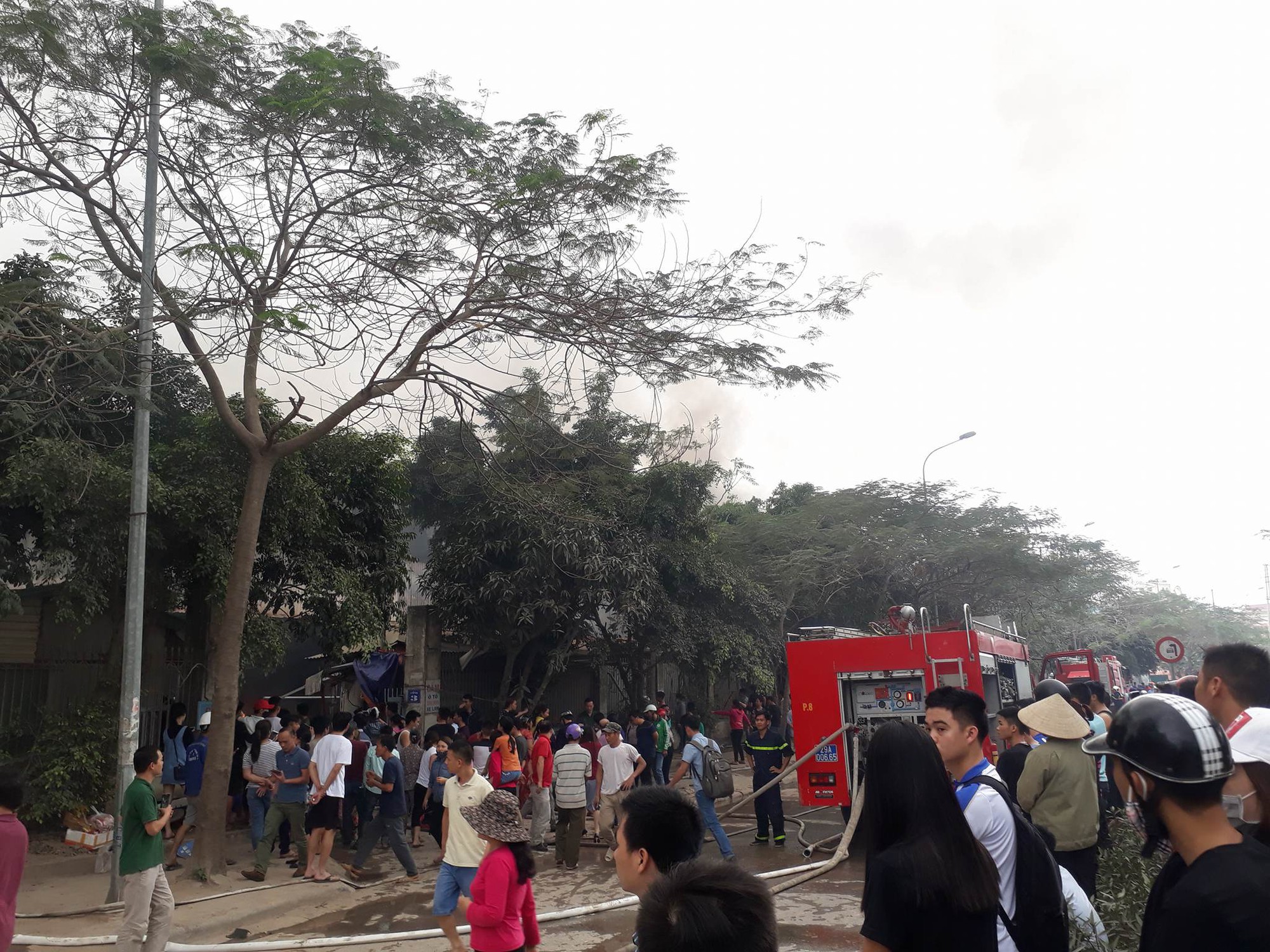 Hà Nội: Chợ Quang bốc cháy dữ dội giữa trưa, tiểu thương khóc nức nở khi nhiều gian hàng bị thiêu rụi