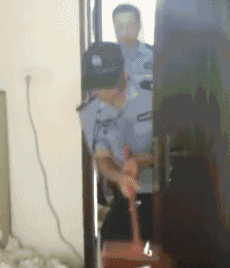 Thất tình, cô gái trẻ nhốt mình trong nhà, sống với núi rác bốc mùi hôi thối