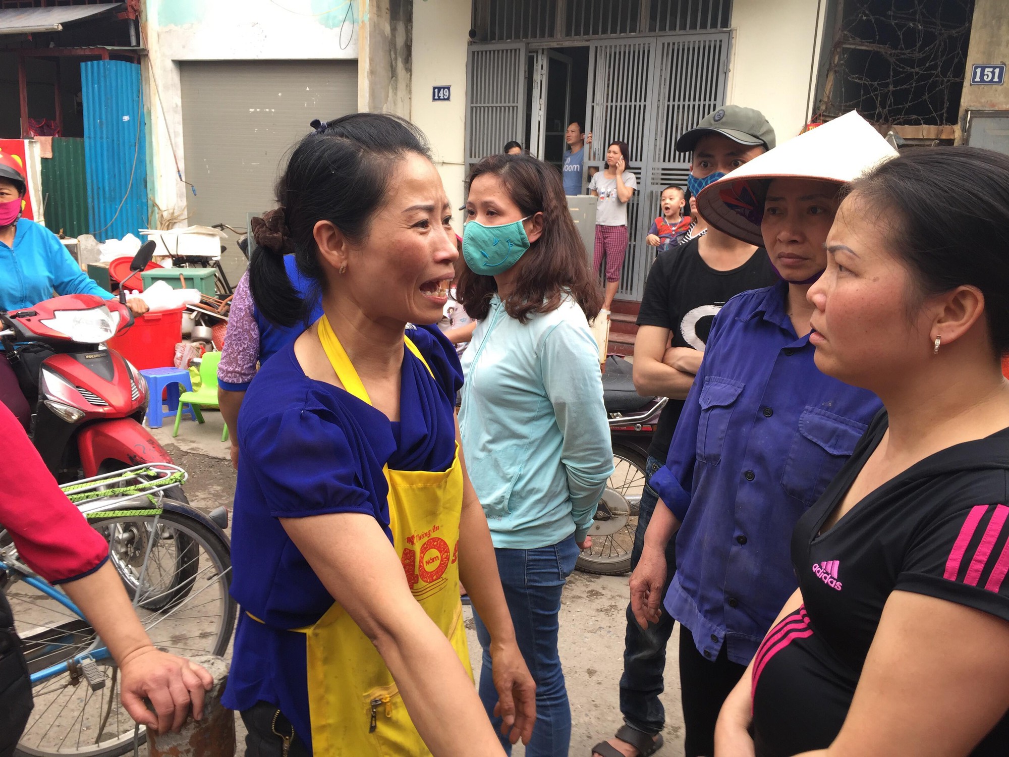 Hà Nội: Chợ Quang bốc cháy dữ dội giữa trưa, tiểu thương khóc nức nở khi nhiều gian hàng bị thiêu rụi Hà Nội: Chợ Quang bốc cháy dữ dội giữa trưa, tiểu thương khóc nức nở khi nhiều gian hàng bị thiêu rụi