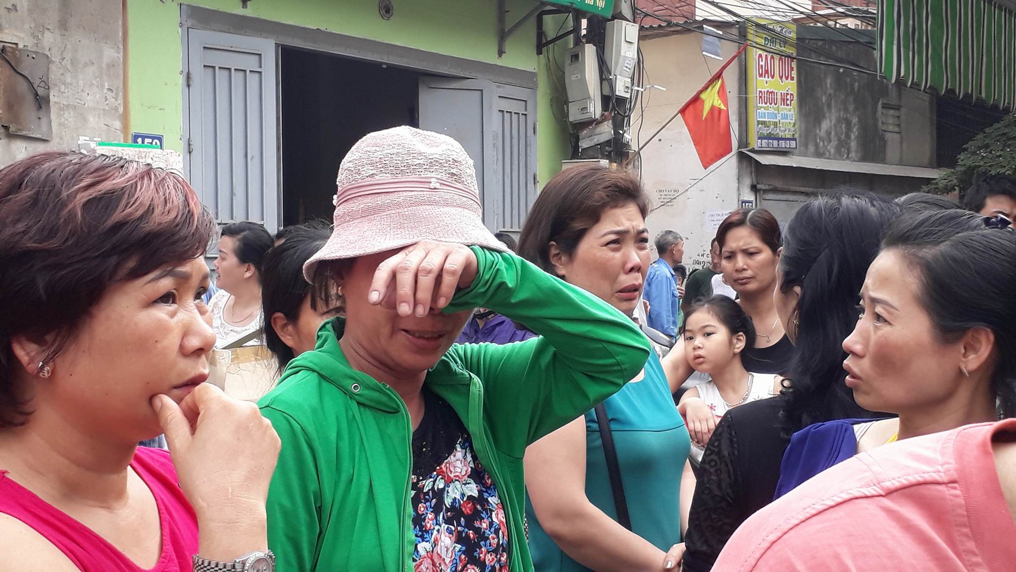 Hà Nội: Chợ Quang bốc cháy dữ dội giữa trưa, tiểu thương khóc nức nở khi nhiều gian hàng bị thiêu rụi