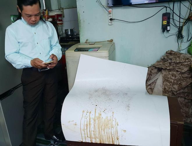 Dị nhân bắn sữa bằng mắt trổ tài vẽ tranh bằng mắt