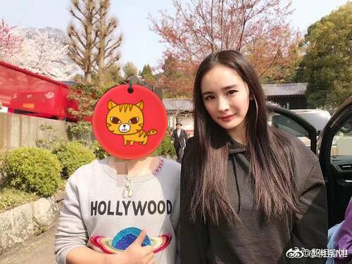 Dương Mịch bị tẩy chay, các báo lớn sờ gáy sau khi bị phanh phui quỵt tiền từ thiện