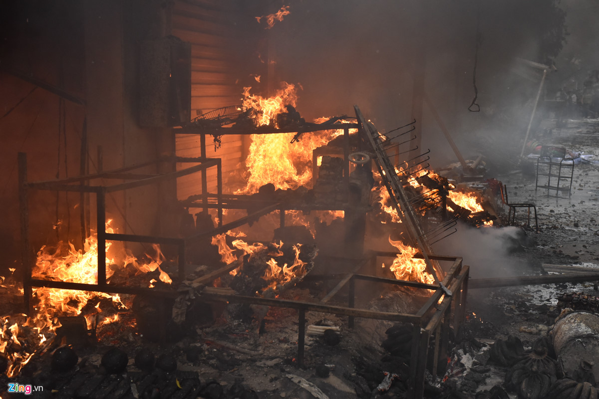 Hiện trường toàn cảnh vụ cháy chợ Quang ở Hà Nội