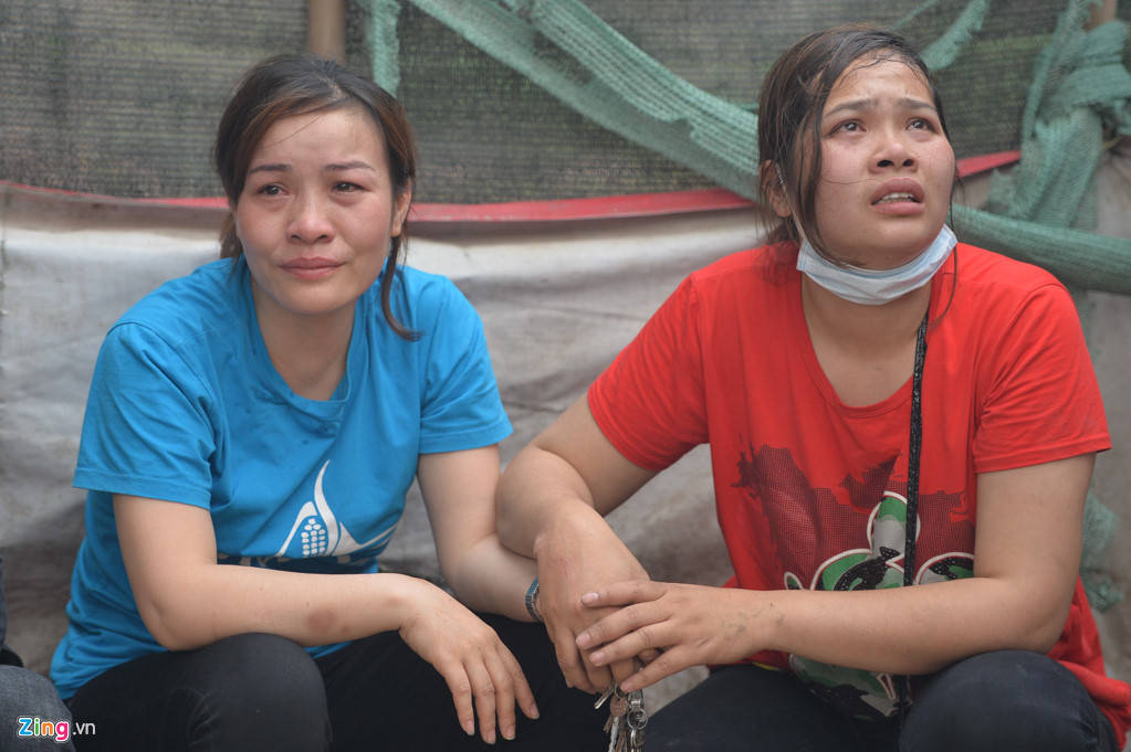 Tiểu thương chợ Quang sau vụ cháy thẫn thờ cứu tài sản Tieu thuong cho Quang sau vu chay than tho cuu tai san