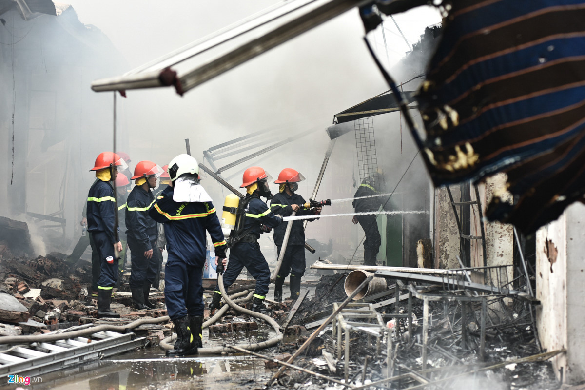 Hiện trường toàn cảnh vụ cháy chợ Quang ở Hà Nội