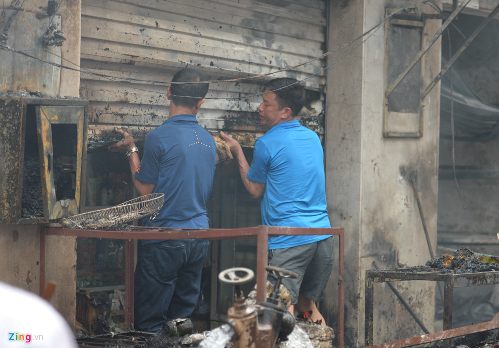 Tiểu thương chợ Quang sau vụ cháy thẫn thờ cứu tài sản Tieu thuong cho Quang sau vu chay than tho cuu tai san