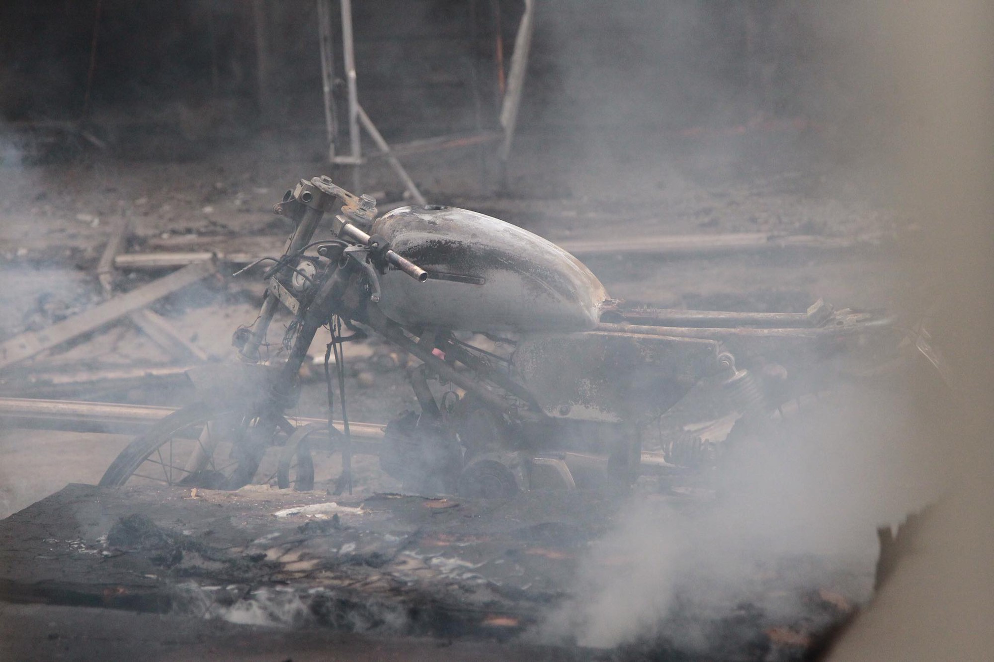 Hà Nội: Chợ Quang bốc cháy dữ dội giữa trưa, tiểu thương khóc nức nở khi nhiều gian hàng bị thiêu rụi