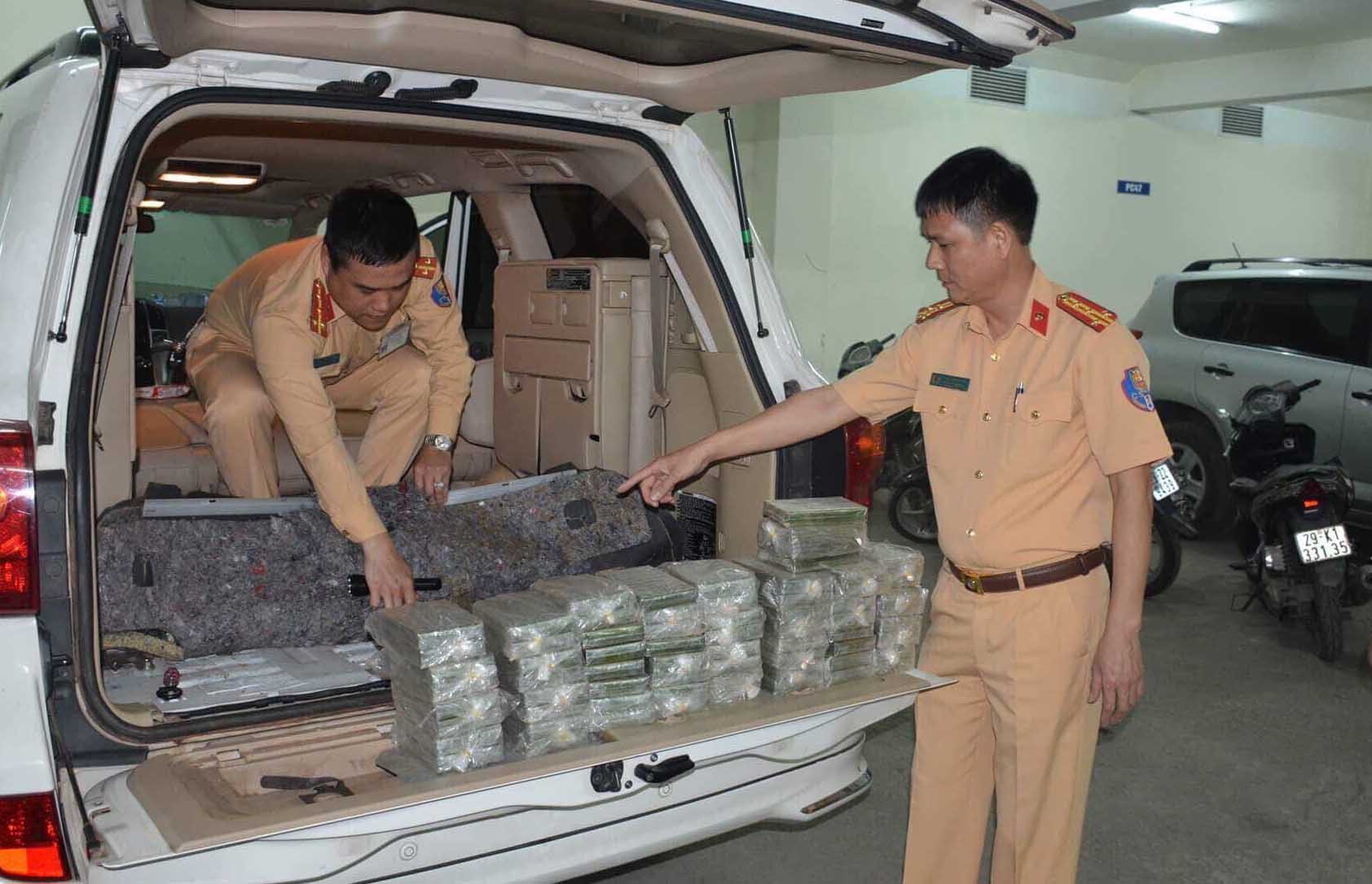 Bắt xế hộp chế khoang bí mật vận chuyển 100 bánh heroin