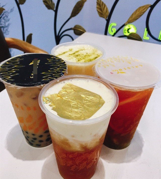 Bữa tiệc rượu vảy vàng, lẩu cá dát vàng... trà sữa cũng rắc vàng