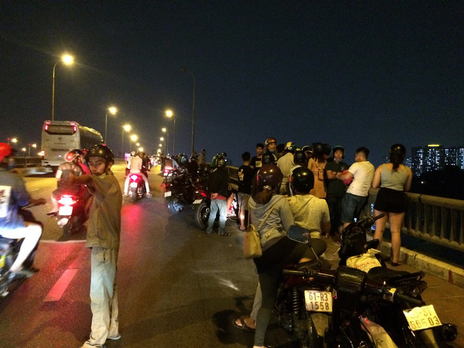 Nam thanh niên bất ngờ leo qua lan can gieo mình xuống sông Sài Gòn mất tích