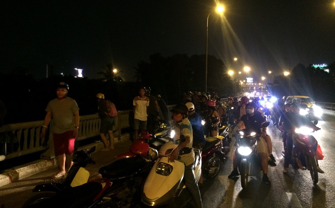 Nam thanh niên bất ngờ leo qua lan can gieo mình xuống sông Sài Gòn mất tích