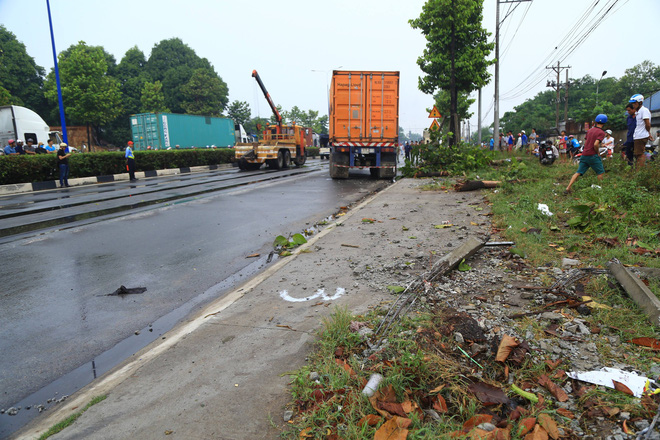 Xe đầu kéo mất lái đâm gốc cây, tài xế rơi xuống đường tử vong ở Bình Dương
