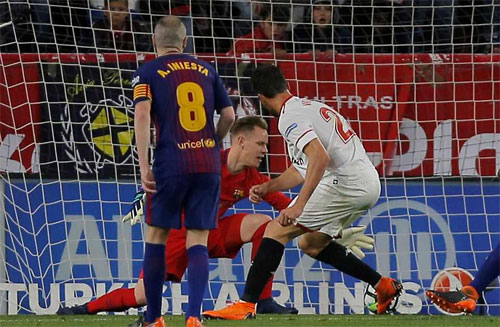 Ghi hai bàn trong năm phút cuối, Barca thoát thua trước Sevilla