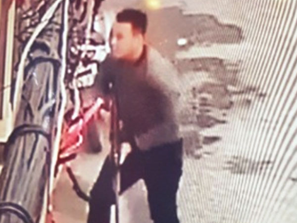 Thanh niên nổ súng vào nhà chủ nợ để đe dọa