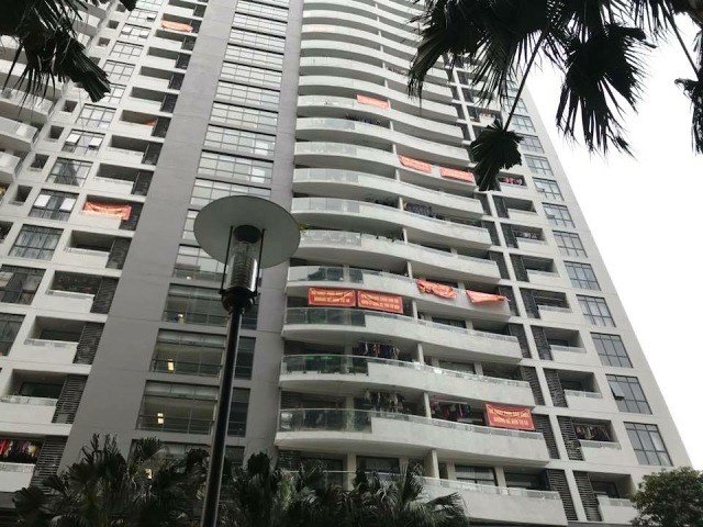 Hoảng sợ sống cùng thảm họa, dân Hà Nội đồng loạt đi phản đối