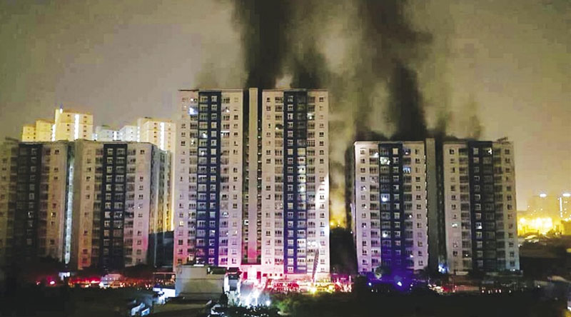 Hoảng sợ sống cùng thảm họa, dân Hà Nội đồng loạt đi phản đối